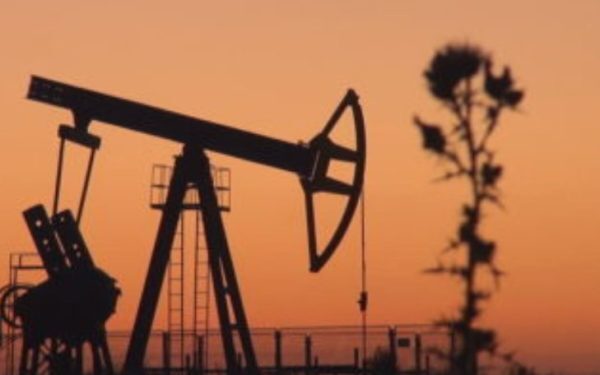 Prețul petrolului scade din nou sub pragul de 100 de dolari pe baril, în contextul tensiunilor geopolitice și al eforturilor globale de stabilizare a pieței energetice