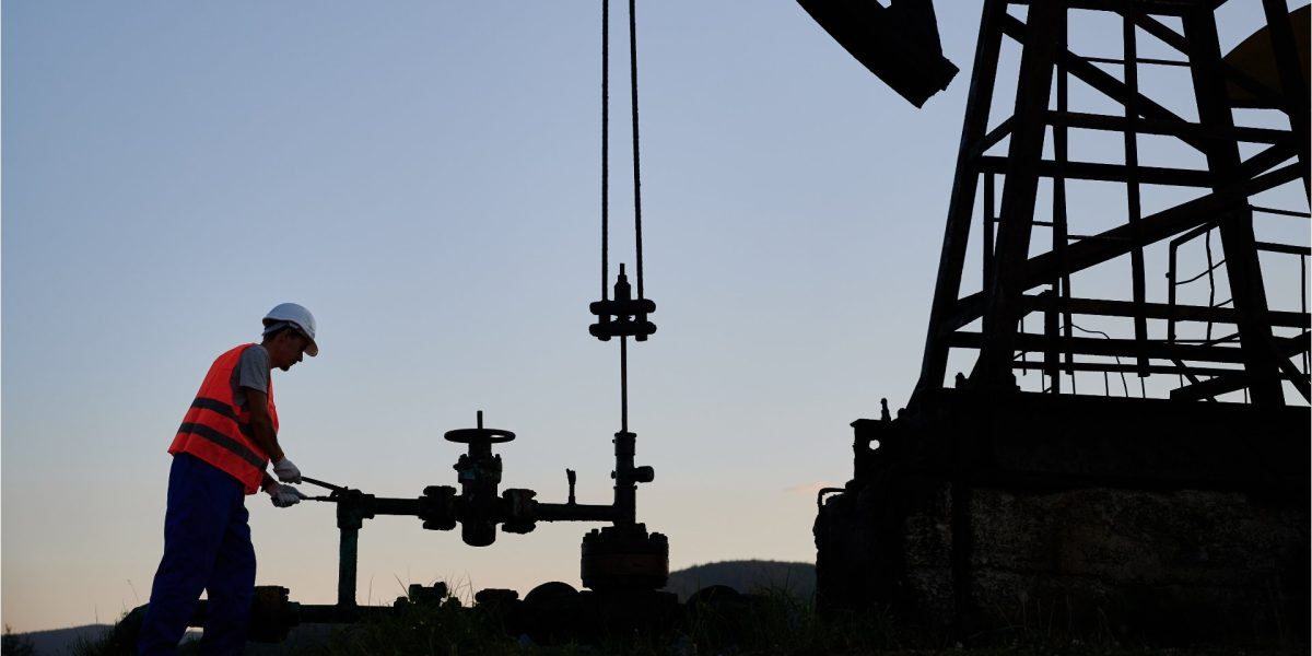 Prețul petrolului ar putea înregistra o scădere semnificativă, apropiindu-se de valorile dinaintea declanșării tensiunilor în Iran, dar această evoluție depinde în mare măsură de amploarea pagubelor generate de conflict