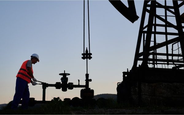 Prețul petrolului ar putea înregistra o scădere semnificativă, apropiindu-se de valorile dinaintea declanșării tensiunilor în Iran, dar această evoluție depinde în mare măsură de amploarea pagubelor generate de conflict