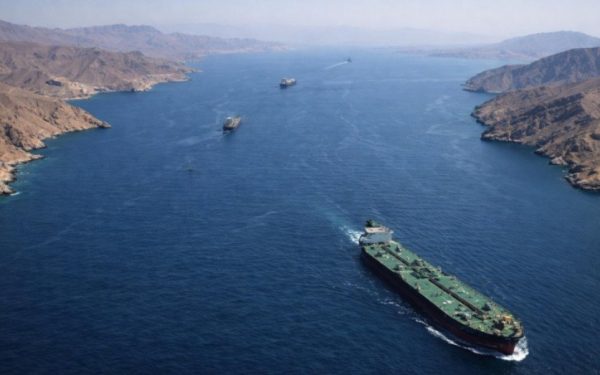 Strâmtoarea Ormuz, un punct nevralgic al navigației maritime mondiale, rămâne blocată pentru a a zecea zi consecutiv, într-o situație care subminează stabilitatea lanțurilor de aprovizionare globale și crește tensiunile în regiune