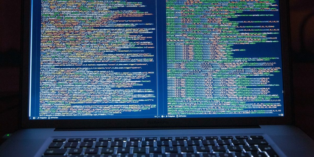 Ministerul Afacerilor Externe (MAE) a confirmat recent că platformele digitale ale instituției au fost ținta unui atac cibernetic de tip DDoS, care a cauzat temporar încetiniri și indisponibilitate pentru anumite perioade