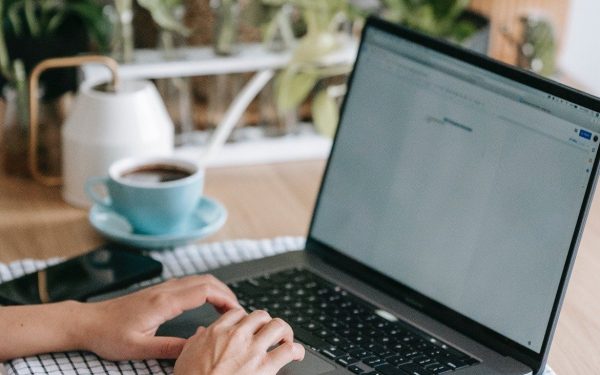 Educația digitală, cea mai mare vulnerabilitate în era informației Într-o lume în care tehnologia devine tot mai integrată în viața cotidiană, vulnerabilitățile legate de educația digitală a cetățenilor reprezintă cea mai mare provocare pentru autorități