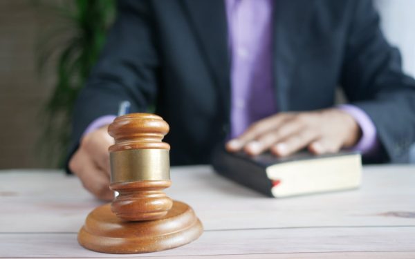 Într-o lume în care tehnologia pătrunde tot mai profund în domeniul justiției, România se apropie de momentul în care inteligența artificială (AI) ar putea deveni un partener de încredere în activitatea instanțelor
