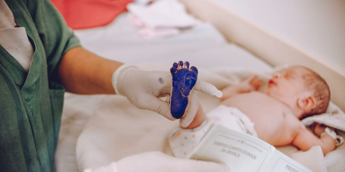 Zaharoza, soluție simplă care aduce alinare bebelușilor în cele mai delicate momente Durerea la sugari, mai ales atunci când este cauzată de proceduri medicale precum injectările sau analizele de sânge, a fost mult timp o problemă subtilă, însă cu implicații pe termen lung pentru sănătatea și dezvoltarea lor
