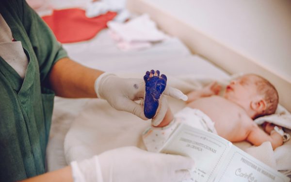 Zaharoza, soluție simplă care aduce alinare bebelușilor în cele mai delicate momente Durerea la sugari, mai ales atunci când este cauzată de proceduri medicale precum injectările sau analizele de sânge, a fost mult timp o problemă subtilă, însă cu implicații pe termen lung pentru sănătatea și dezvoltarea lor