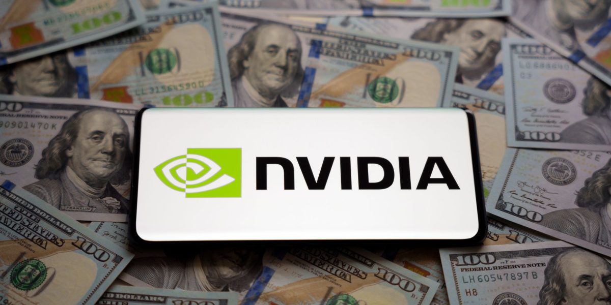 Nvidia, liderul mondial în tehnologia procesoarelor grafice, anunță o creștere exponențială a cererii pentru infrastructură destinată inteligenței artificiale, estimând comenzi totale de aproape un trilion de dolari pentru cele mai recente platforme, Blackwell și Vera Rubin, până în 2027