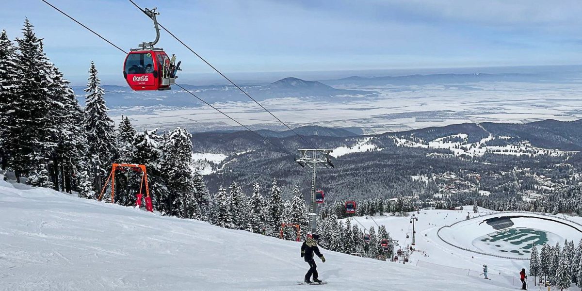 Brașovul continuă să atragă pasionații de sporturi de iarnă, chiar dacă temperaturile mai calde și condițiile meteo din ultimele zile au influențat activitatea pe pârtii
