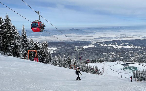 Brașovul continuă să atragă pasionații de sporturi de iarnă, chiar dacă temperaturile mai calde și condițiile meteo din ultimele zile au influențat activitatea pe pârtii