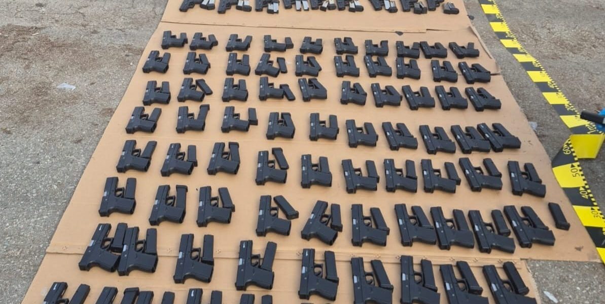 Captură semnificativă la frontieră: peste o sută de arme de foc descoperite într-un camion turcesc Polițiștii de frontieră din Calafat au reușit să oprească o încercare de contrabandă cu arme extrem de periculoase, într-un moment în care traficul ilegal de arme rămâne o problemă acută pentru autoritățile române și europene