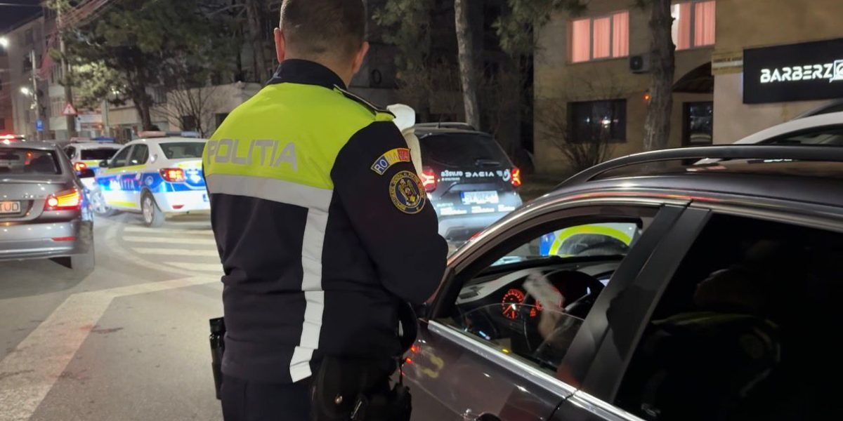 Operațiune de amploare în Suceava: peste 2.800 de sancțiuni și implicarea studenților în combaterea infracțiunilor transfrontaliere În cea mai amplă acțiune polițienească din nordul țării, peste 2.800 de sancțiuni, în valoare totală de peste un milion de lei, au fost aplicate în cadrul unei operațiuni de amploare intitulată „Bukovina Gate – Poarta de Nord”