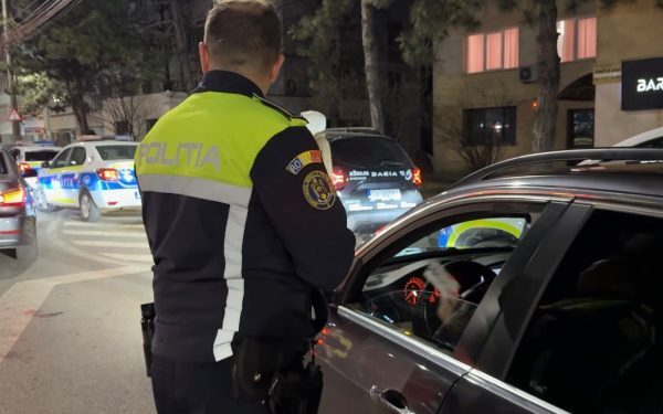 Operațiune de amploare în Suceava: peste 2.800 de sancțiuni și implicarea studenților în combaterea infracțiunilor transfrontaliere În cea mai amplă acțiune polițienească din nordul țării, peste 2.800 de sancțiuni, în valoare totală de peste un milion de lei, au fost aplicate în cadrul unei operațiuni de amploare intitulată „Bukovina Gate – Poarta de Nord”