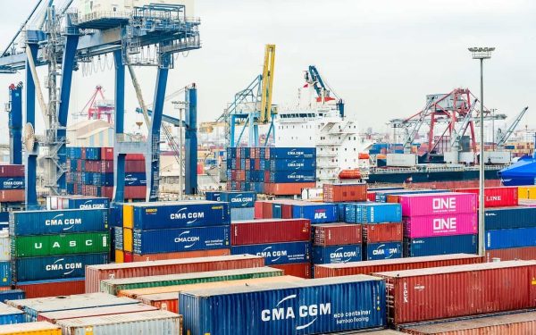 Reducerea semnificativă a deficitului comercial în ianuarie semnalează o schimbare notabilă în dinamica economiei românești
