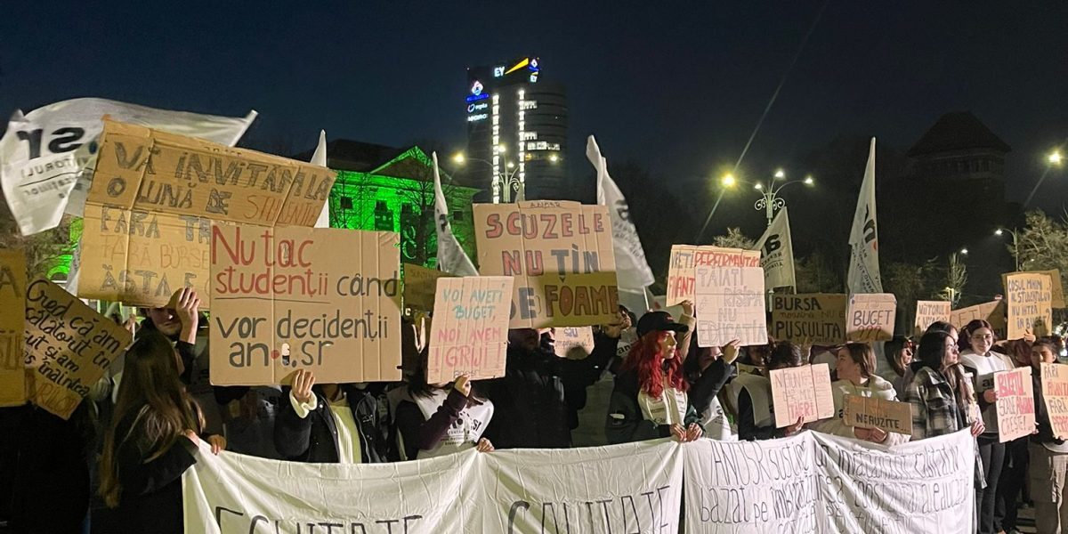 Studenții protestează în mai multe orașe ale țării împotriva măsurilor de austeritate în Educație Aflat în plină desfășurare, protestul „Manifest pentru Educație” a adus laolaltă sute de tineri nemulțumiți de situația actuală din învățământul românesc