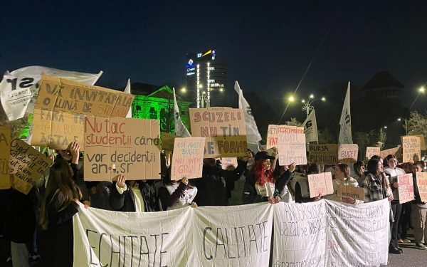 Studenții protestează în mai multe orașe ale țării împotriva măsurilor de austeritate în Educație Aflat în plină desfășurare, protestul „Manifest pentru Educație” a adus laolaltă sute de tineri nemulțumiți de situația actuală din învățământul românesc