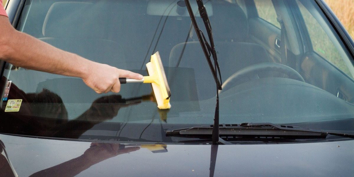 Greșeala frecventă a românilor atunci când vorbesc despre geamurile mașinilor: Parbrize sau parbrizuri? Mulți șoferi și pasionați de autovehicule se află în ceață când vine vorba de forma corectă a pluralului pentru termenul “parbriz”