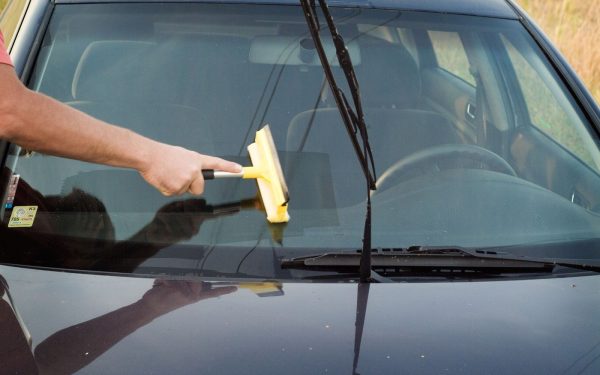 Greșeala frecventă a românilor atunci când vorbesc despre geamurile mașinilor: Parbrize sau parbrizuri? Mulți șoferi și pasionați de autovehicule se află în ceață când vine vorba de forma corectă a pluralului pentru termenul “parbriz”