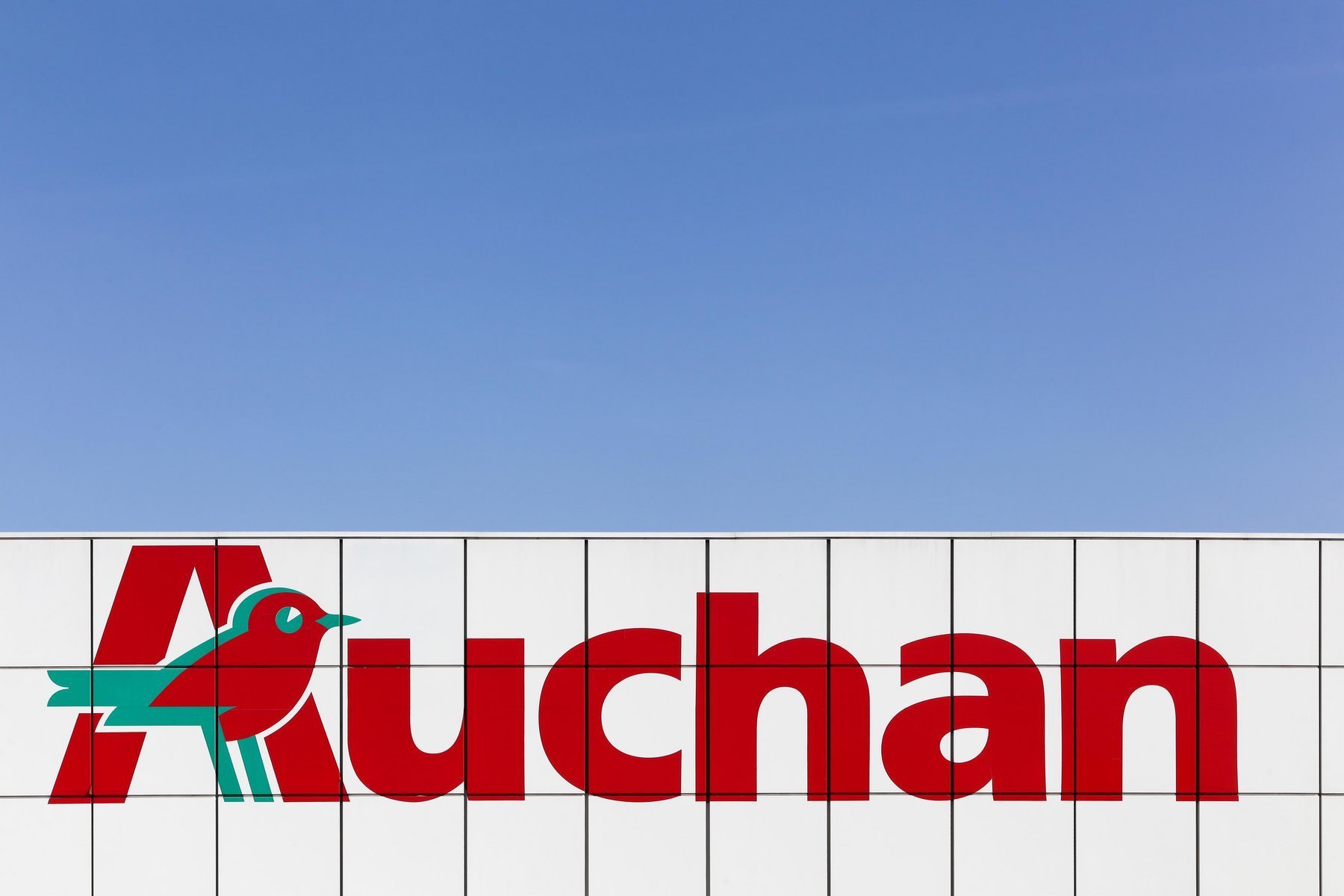 Retailerul francez Auchan și-a consolidat poziția în piața locală a comerțului alimentar, raportând pentru anul trecut o cifră de afaceri de 1,614 miliarde de euro, marjă care indică o creștere modestă de 4,3% față de anul anterior