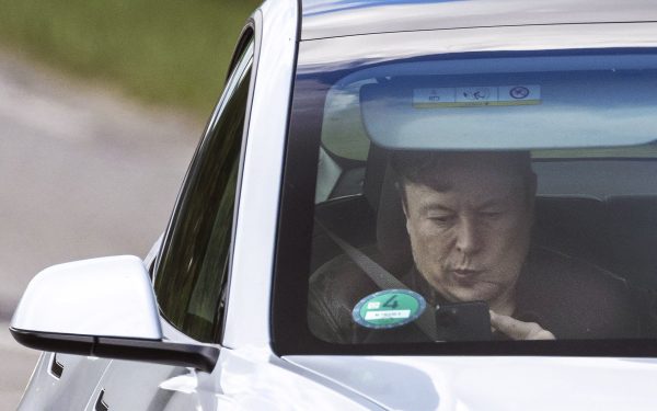 Tesla pășește în arena energiei din Marea Britanie, extinzându-și activitatea dincolo de domeniul mașinilor electrice