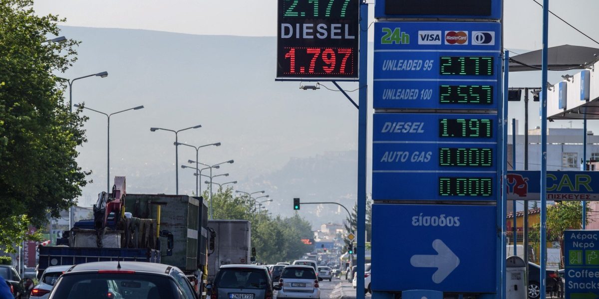 Guvernul Greciei a luat măsuri dure pentru a combate explozia prețurilor la carburanți și produse de pe rafturile supermarketurilor, anunțând miercuri plafonarea marjelor de profit pentru o perioadă de trei luni