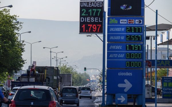 Guvernul Greciei a luat măsuri dure pentru a combate explozia prețurilor la carburanți și produse de pe rafturile supermarketurilor, anunțând miercuri plafonarea marjelor de profit pentru o perioadă de trei luni
