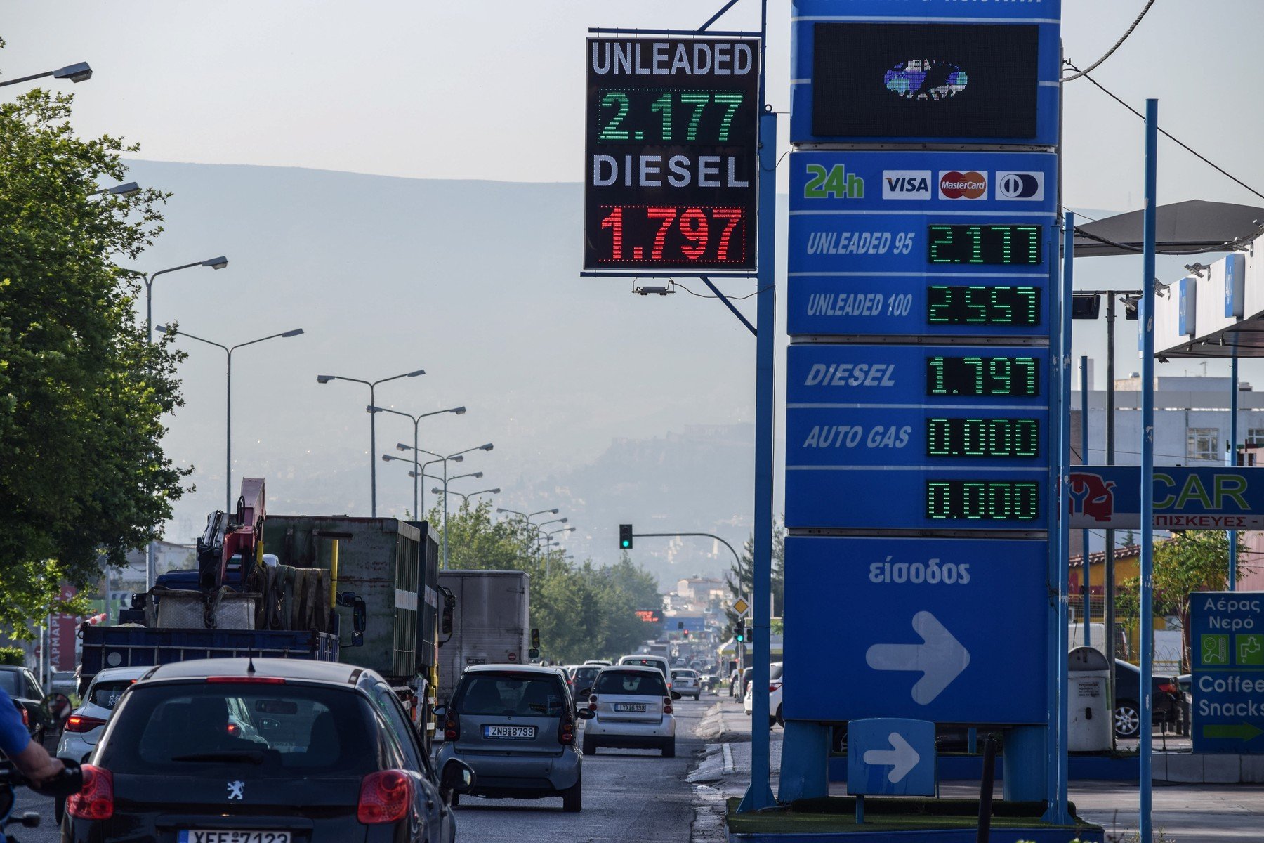 Guvernul Greciei a luat măsuri dure pentru a combate explozia prețurilor la carburanți și produse de pe rafturile supermarketurilor, anunțând miercuri plafonarea marjelor de profit pentru o perioadă de trei luni