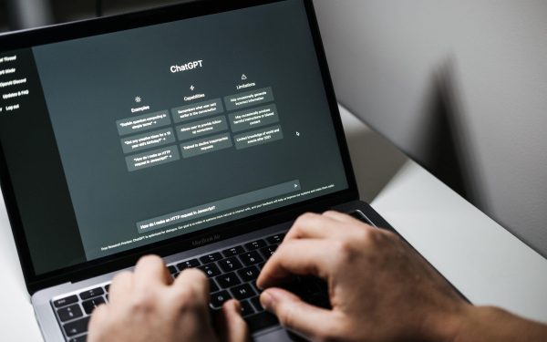 Pornind de la afirmațiile recente ale OpenAI, peste 230 de milioane de utilizatori vorbesc săptămânal cu ChatGPT pentru sfaturi referitoare la sănătate, de la verificarea siguranței alimentelor, gestionarea alergiilor, până la remedii pentru răceli