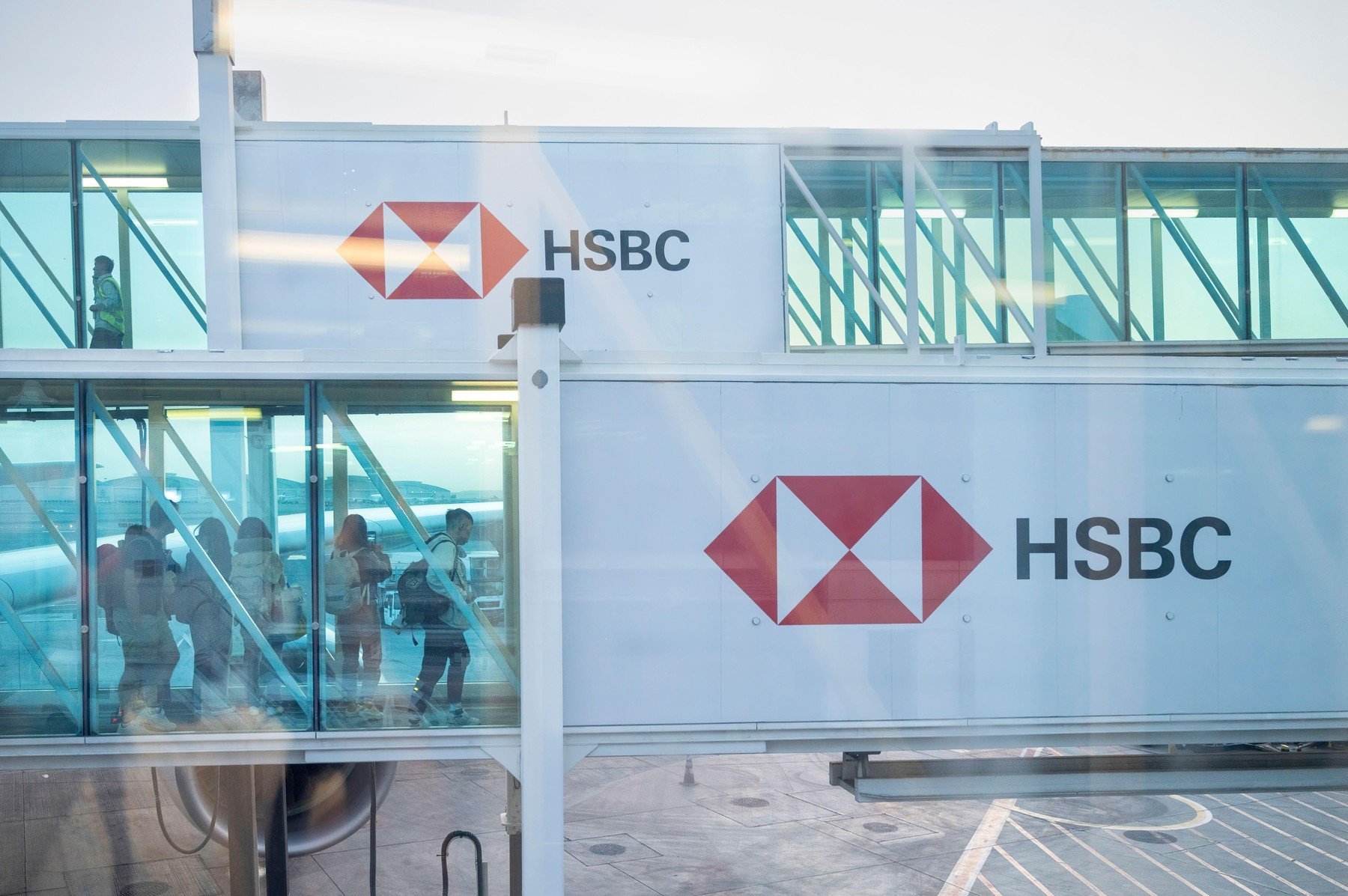 Citibank își închide majoritatea sucursalor din Emiratele Arabe Unite ca măsură preventivă în contextul tensiunilor din Orientul Mijlociu Incertitudinile generate de recentul escaladare a conflictului din Orientul Mijlociu au determinat Citibank, una dintre cele mai mari instituții financiare la nivel global, să anuleze temporar activitatea majorității sucursalelor și centrelor sale financiare din emiratele din Golf