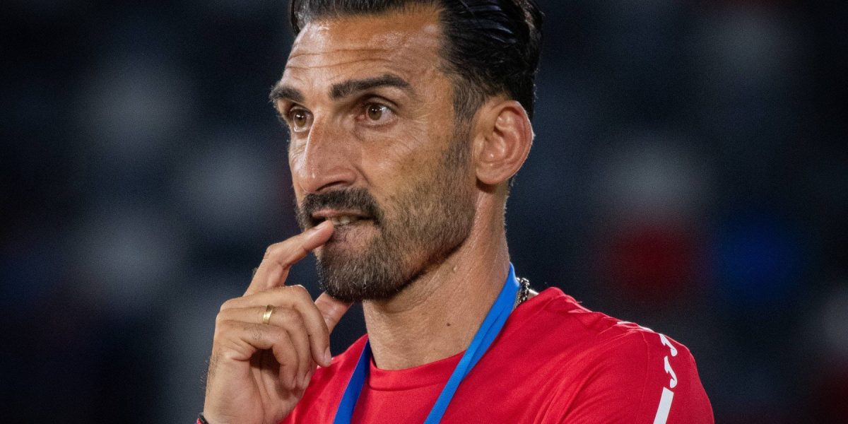 FCSB în criză după eșecul cu Universitatea Cluj: antrenorul Elias Charalambous anunță demisia Echipa FCSB traversează o perioadă dificilă, iar atmosfera în sânul clubului devine din ce în ce mai tensionată după rezultatul dezamăgitor suferit în partida de sâmbătă seară împotriva Universității Cluj, scor 1-3