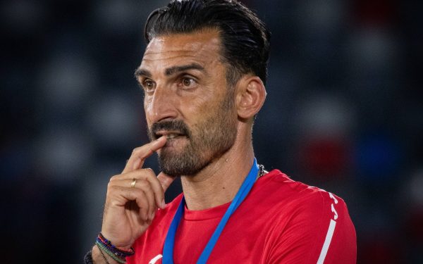 FCSB în criză după eșecul cu Universitatea Cluj: antrenorul Elias Charalambous anunță demisia Echipa FCSB traversează o perioadă dificilă, iar atmosfera în sânul clubului devine din ce în ce mai tensionată după rezultatul dezamăgitor suferit în partida de sâmbătă seară împotriva Universității Cluj, scor 1-3