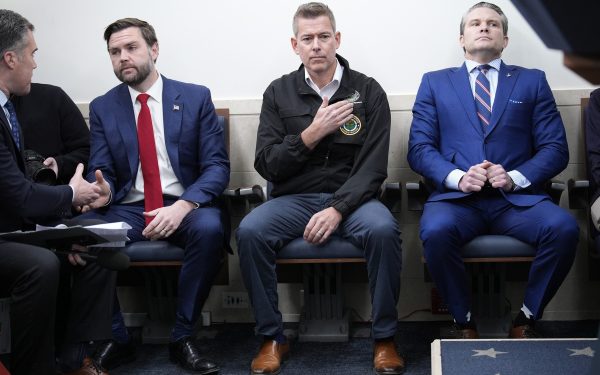 Departamentul Transporturilor din SUA adoptă inteligența artificială pentru redactarea reglementărilor, stârnind controverse privind siguranța și transparența Departamentul Transporturilor al Statelor Unite (DOT) a decis să integreze inteligența artificială (AI) în procesul de redactare a reglementărilor ce vizează siguranța avioanelor, automobilelor și conductelor