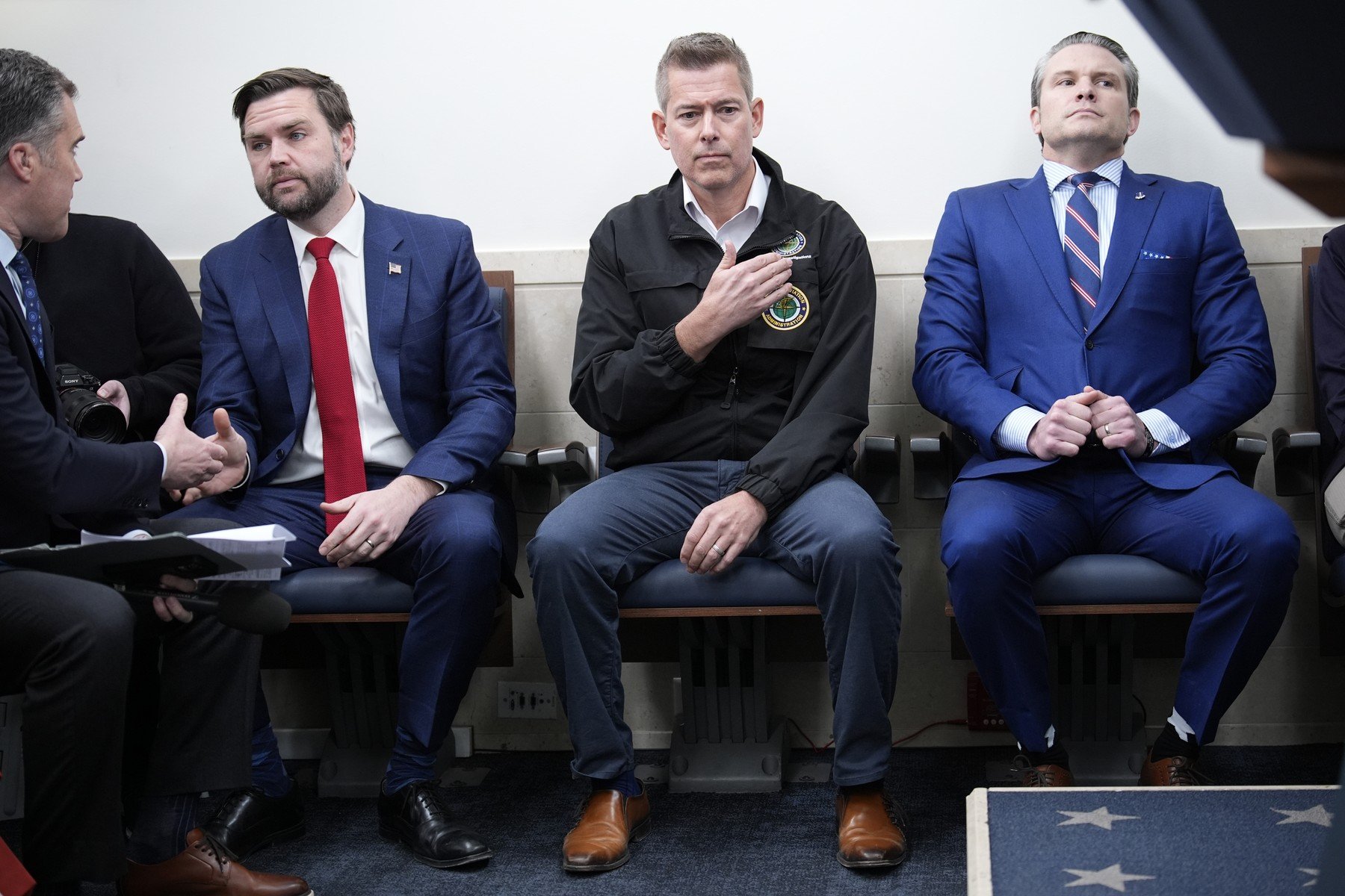 Departamentul Transporturilor din SUA adoptă inteligența artificială pentru redactarea reglementărilor, stârnind controverse privind siguranța și transparența Departamentul Transporturilor al Statelor Unite (DOT) a decis să integreze inteligența artificială (AI) în procesul de redactare a reglementărilor ce vizează siguranța avioanelor, automobilelor și conductelor