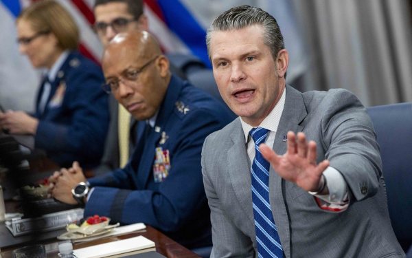 Judecător federal: Accesul presei la bazele Pentagonului este esențial pentru transparență în timp de conflicte Un judecător federal a suscitat dezbateri privind libertatea presei și transparența administrației militare după ce a subliniat, vineri, importanța existenței accesului presei la facilitățile Pentagonului, în contextul tensionat al războiului din Iran