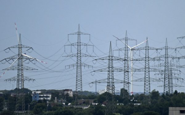 Uniunea Europeană se pregătește să discute măsuri pentru reducerea prețurilor la energie în următorii ani, într-un moment în care criza energetică dă semne de agravare, iar factorii industriali și guvernele europene caută soluții pentru a tempera impactul asupra economiei și consumatorilor