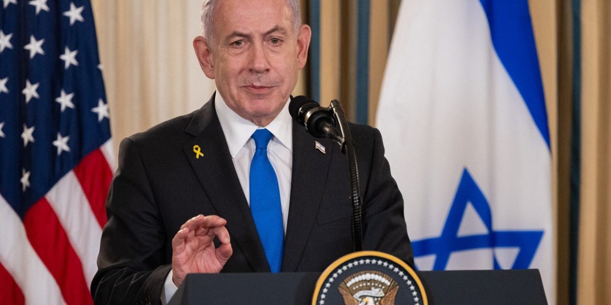 Benjamin Netanyahu face o vizită simbolică într-o zonă critică după atacurile din apropierea centrului nuclear israelian Premierul israelian Benjamin Netanyahu a efectuat duminică o vizită în apropierea celui mai important centru nuclear al Israelului, o zonă grav afectată de un atac cu rachetă iraniană, într-un moment de intensificare a tensiunilor regionale