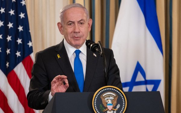 Benjamin Netanyahu face o vizită simbolică într-o zonă critică după atacurile din apropierea centrului nuclear israelian Premierul israelian Benjamin Netanyahu a efectuat duminică o vizită în apropierea celui mai important centru nuclear al Israelului, o zonă grav afectată de un atac cu rachetă iraniană, într-un moment de intensificare a tensiunilor regionale