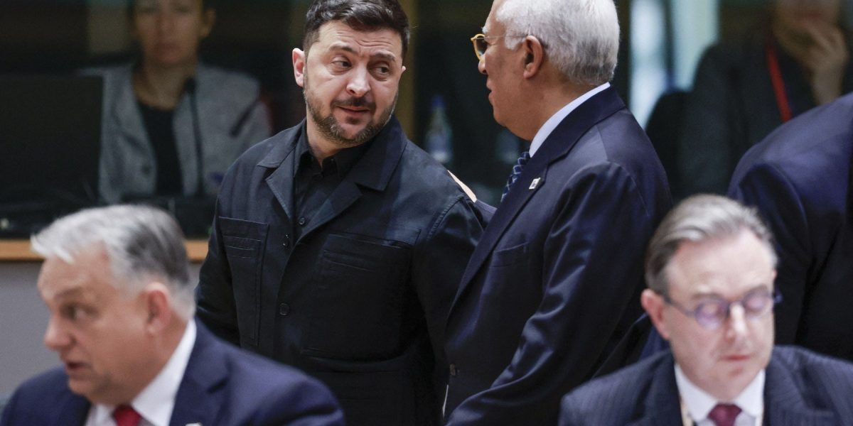 Comisia Europeană respond abrupt la amenințările președintelui ucrainean, Volodimir Zelenski, privind folosirea violenței împotriva lui Viktor Orban Tensiunile dintre Kiev și Budapesta escaladează, iarțele dintre cele două capitale s-au amplificat după declarațiile dure ale președintelui ucrainean Volodimir Zelenski, care a avertizat, într-un mod aparent agresiv, împotriva liderului maghiar Viktor Orban