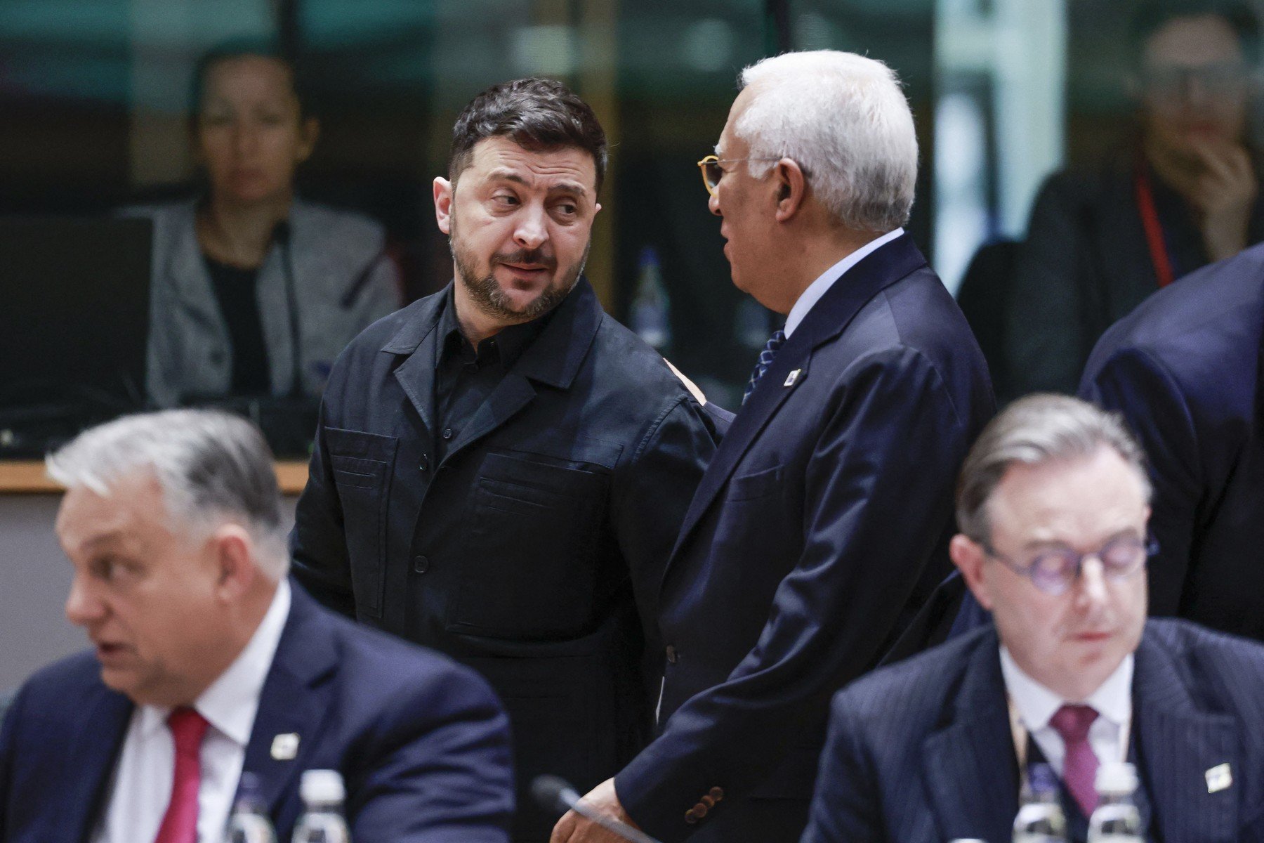 Comisia Europeană respond abrupt la amenințările președintelui ucrainean, Volodimir Zelenski, privind folosirea violenței împotriva lui Viktor Orban Tensiunile dintre Kiev și Budapesta escaladează, iarțele dintre cele două capitale s-au amplificat după declarațiile dure ale președintelui ucrainean Volodimir Zelenski, care a avertizat, într-un mod aparent agresiv, împotriva liderului maghiar Viktor Orban