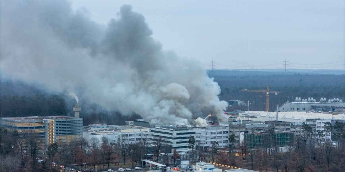 Incendiu de proporții la Centrul Helmholtz GSI din Darmstadt: Oscilații în cercetarea științifică mondială Un incendiu major a izbucnit joi dimineața la Centrul Helmholtz pentru Cercetări de Studiu a Ionilor Grei (GSI), aflat în Darmstadt, un oraș din vestul Germaniei renumit pentru activitatea sa în domeniul fizicii nucleare și al acceleratorilor de particule