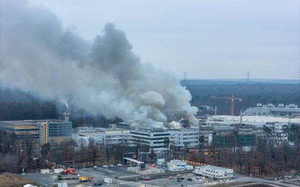 Incendiu de proporții la Centrul Helmholtz GSI din Darmstadt: Oscilații în cercetarea științifică mondială Un incendiu major a izbucnit joi dimineața la Centrul Helmholtz pentru Cercetări de Studiu a Ionilor Grei (GSI), aflat în Darmstadt, un oraș din vestul Germaniei renumit pentru activitatea sa în domeniul fizicii nucleare și al acceleratorilor de particule