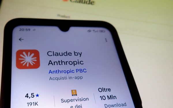 Chatbotul Claude ajunge în topul popularității după conflictele cu Pentagonul, în timp ce OpenAI și Google rămân lideri în domeniu Într-un context de tensiuni politice și militare, aplicația de inteligență artificială Claude, dezvoltată de startup-ul american Anthropic, a urcat spectaculos până pe primul loc în topul aplicațiilor gratuite din App Store-ul Apple din Statele Unite