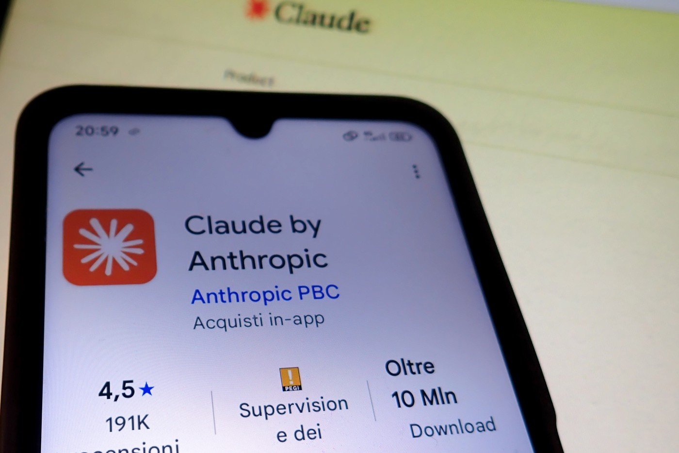 Chatbotul Claude ajunge în topul popularității după conflictele cu Pentagonul, în timp ce OpenAI și Google rămân lideri în domeniu Într-un context de tensiuni politice și militare, aplicația de inteligență artificială Claude, dezvoltată de startup-ul american Anthropic, a urcat spectaculos până pe primul loc în topul aplicațiilor gratuite din App Store-ul Apple din Statele Unite