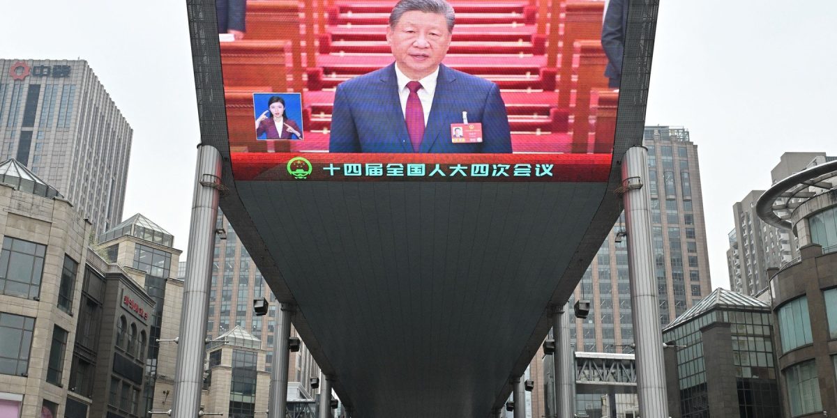 China își reafirmă ambiția de a deveni lider global în tehnologie, prezentând un plan de politici pentru următorii cinci ani ce prevede o accelerare agresivă a adoptării inteligenței artificiale și a altor tehnologii emergente