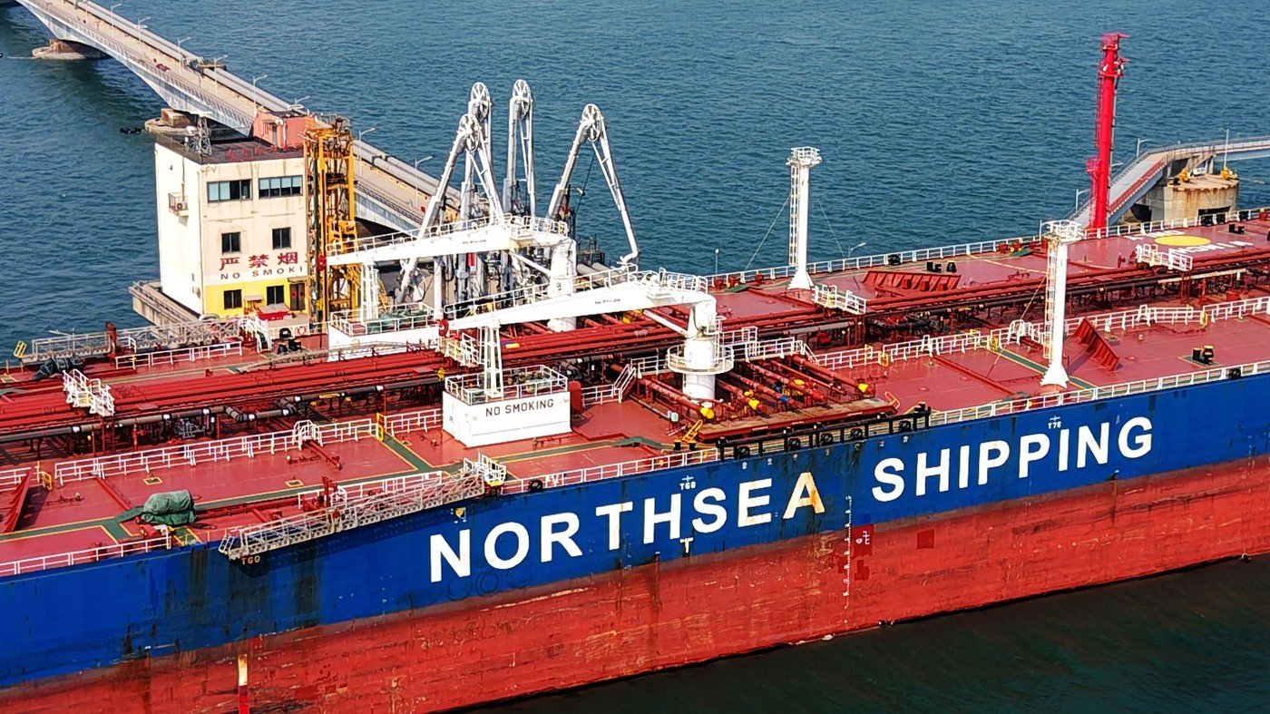 Criza în creștere din Orientul Mijlociu amenință stabilitatea economică globală, pe măsură ce tensiunile dintre Iran și alte puteri regionale escaladează, iar posibilitatea unui conflict armat amplificat de incidente și provocări neașteptate creează un precedent periculos pentru piețele financiare