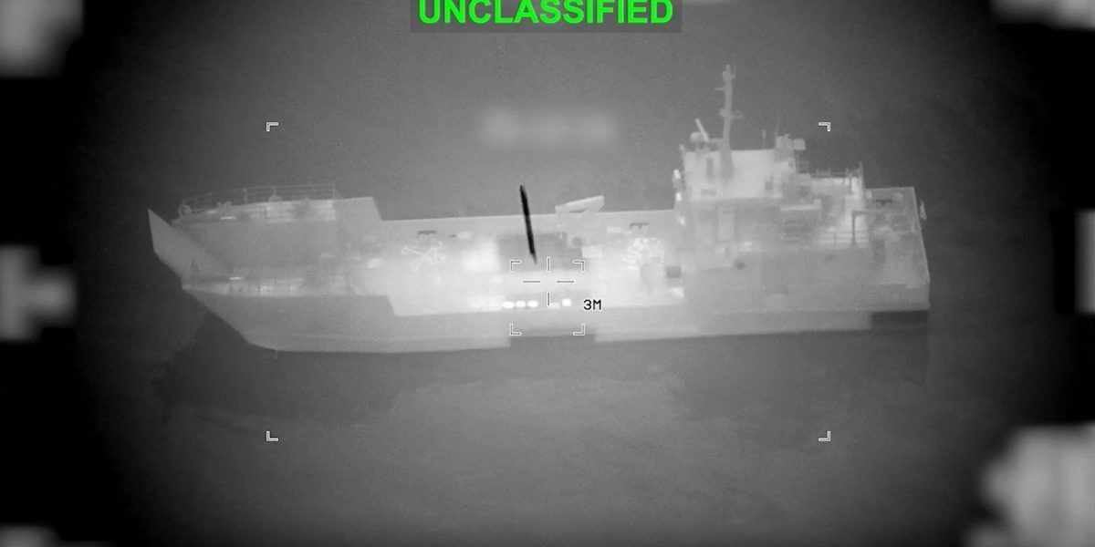 Statele Unite publică imagini dintr-o operațiune militară majoră în apropierea Strâmtorii Ormuz, distrugând nave iraniene de minare După zile de tensiune crescândă în regiunea Strâmtorii Ormuz, Washingtonul a făcut publice în această săptămână imagini și informații despre o operațiune militară de amploare împotriva Forțelor armate ale Iranului