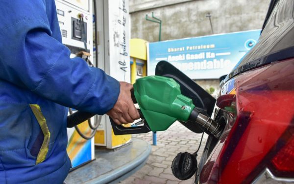 Prețurile petrolului continuă să crească, traversând noi recorduri, în ciuda măsurilor de relaxare a resurselor strategice anunțate de principalele state consumatoare