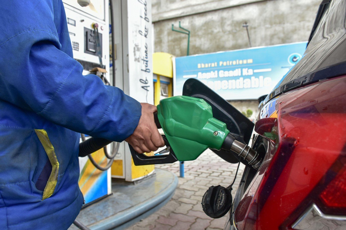 Prețurile petrolului continuă să crească, traversând noi recorduri, în ciuda măsurilor de relaxare a resurselor strategice anunțate de principalele state consumatoare