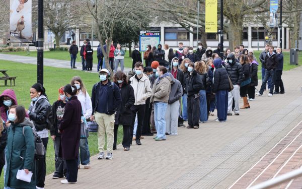 Creșterea alarmantă a cazurilor de meningită în comitatul Kent, Anglia, a declanșat o serie de măsuri urgente în rândul autorităților sanitare, în scenariul unei crize ce pare să se intensifice pe zi ce trece