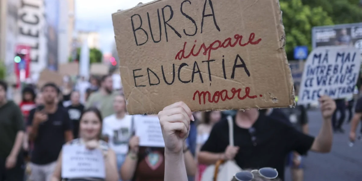 Alianța Națională a Organizațiilor Studențești din România (ANOSR) atrage atenția asupra unei reduceri dramatice a bugetului destinat burselor și protecției sociale pentru elevi și studenți în anul universitar 2026