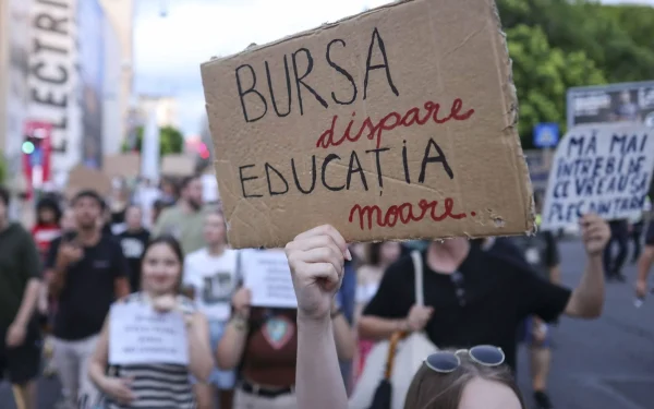 Alianța Națională a Organizațiilor Studențești din România (ANOSR) atrage atenția asupra unei reduceri dramatice a bugetului destinat burselor și protecției sociale pentru elevi și studenți în anul universitar 2026