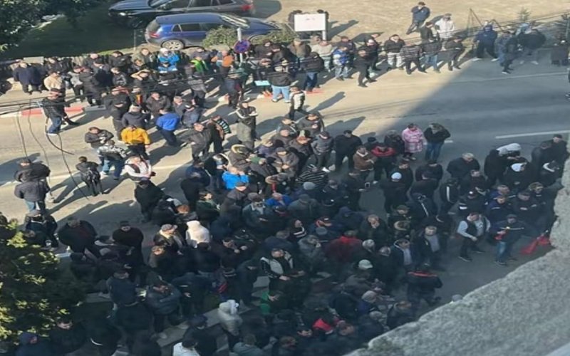 Protest masiv la Târgu Jiu: minerii și energeticienii cer stabilitate în contractele de muncă Nemulțumiți de decizia companiei, câteva sute de angajați ai Complexului Energetic Oltenia au ieșit ieri în stradă pentru a-și reclama drepturile